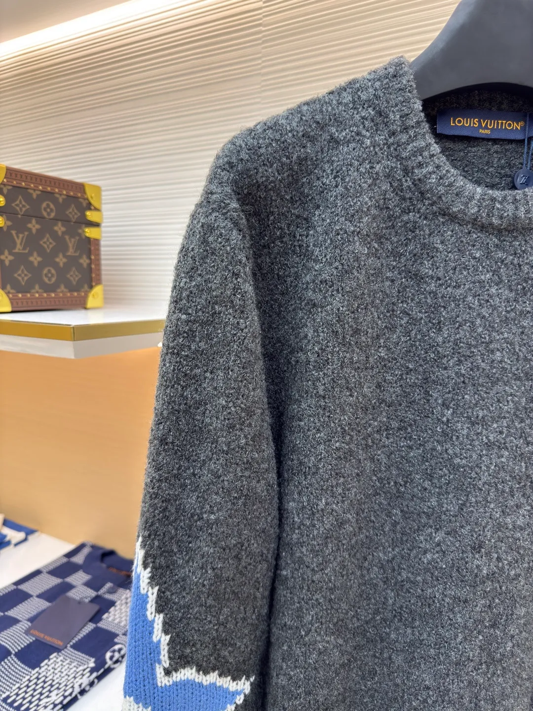 LOUIS VUITTON ski clover sweater ●Authentic product: purchased and developed for 12800 ●Item number: 1680305-A85 ●Fabric: wool blended fabric ●Technology: knitting ●Version: fitted version ●Weight: about 580 grams ●Size: XS-S-M-L ●Description: The wool is colored and dyed according to the 1:1 ratio of the original loop yarn. It is woven using a German 3.5G imported machine. The wool is hanged with a single-sided intarsia structure based on the original version. The flower pattern intarsia of the entire dress requires a full 16 sand spits. It is extremely heavy-duty, and the wool is put on the machine. It took two days to adjust the machine before it could be installed on a machine. There were 4 wools in a single spit and 64 wools in 16 spits. The threads were densely packed. One machine could only knit 4 pieces of clothing a day. If the wool for 1,000 pieces of clothing was prepared, it was estimated that it could only produce 800 finished products. The scrap rate was extremely high. The overall wiring is straight and delicate, the fabric is comfortable and soft, and the color is consistent without color difference. It can be matched with the same style to create a fashionable look and control various occasions. Customized accessories, complete with three standards, same style for men and women!